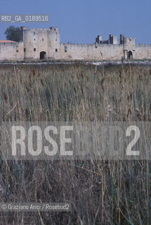 ( FRANCIA  )  LANGUEDOC-ROUSSILLON AIGUES-MORTES : LE MURA DELLA CITTA   © 1999 Graziano Arici/Rosebud2 / GEO