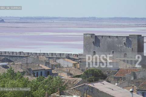 ( FRANCIA  )  LANGUEDOC-ROUSSILLON AIGUES-MORTES : LE MURA DELLA CITTA E LE SALINE  © 1999 Graziano Arici/Rosebud2 / GEO