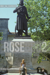 ( FRANCIA  )  LANGUEDOC-ROUSSILLON AIGUES-MORTES : LA STATUA DEL RE ST-LOUIS  © 1999 Graziano Arici/Rosebud2 / GEO