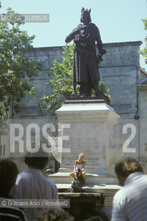 ( FRANCIA  )  LANGUEDOC-ROUSSILLON AIGUES-MORTES : PIAZZA ST-LOUIS  © 1999 Graziano Arici/Rosebud2 / GEO