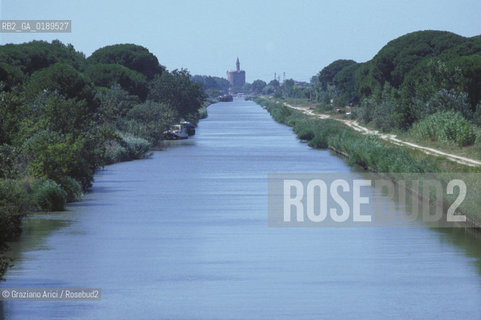 ( FRANCIA  )  LANGUEDOC-ROUSSILLON AIGUES-MORTES : CANALE E LA TOUR DE CONSTANCE  © 1999 Graziano Arici/Rosebud2 / GEO