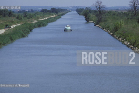 ( FRANCIA  )  LANGUEDOC-ROUSSILLON AIGUES-MORTES : CANALE  © 1999 Graziano Arici/Rosebud2 / GEO