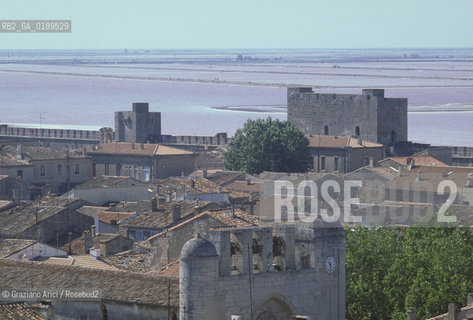 ( FRANCIA  )  LANGUEDOC-ROUSSILLON AIGUES-MORTES : LE MURA DELLA CITTA E LE SALINE  © 1999 Graziano Arici/Rosebud2 / GEO