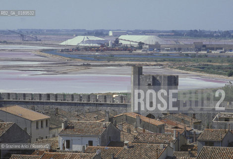 ( FRANCIA  )  LANGUEDOC-ROUSSILLON AIGUES-MORTES : LE MURA DELLA CITTA E LE SALINE  © 1999 Graziano Arici/Rosebud2 / GEO