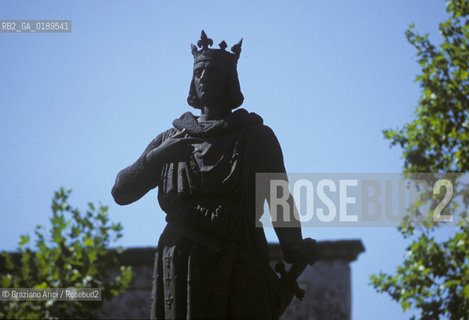 ( FRANCIA  )  LANGUEDOC-ROUSSILLON AIGUES-MORTES :LA STATUA DEL RE ST-LOUIS   © 1999 Graziano Arici/Rosebud2 / GEO