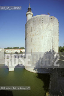 ( FRANCIA  )  LANGUEDOC-ROUSSILLON AIGUES-MORTES : LE MURA DELLA CITTA E LA TOUR DE CONSTANCE  © 1999 Graziano Arici/Rosebud2 / GEO
