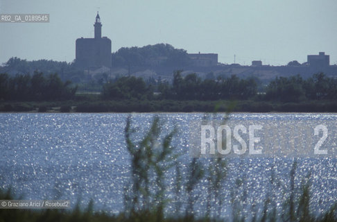 ( FRANCIA  )  LANGUEDOC-ROUSSILLON AIGUES-MORTES : LE MURA DELLA CITTA  E LE LAGUNE  © 1999 Graziano Arici/Rosebud2 / GEO