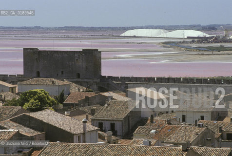 ( FRANCIA  )  LANGUEDOC-ROUSSILLON AIGUES-MORTES : LE MURA DELLA CITTA E LE SALINE  © 1999 Graziano Arici/Rosebud2 / GEO