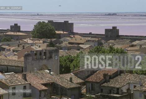 ( FRANCIA  )  LANGUEDOC-ROUSSILLON AIGUES-MORTES : LE MURA DELLA CITTA E LE SALINE  © 1999 Graziano Arici/Rosebud2 / GEO