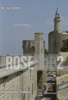 ( FRANCIA  )  LANGUEDOC-ROUSSILLON AIGUES-MORTES : LE MURA DELLA CITTA E LA TOUR DE CONSTANCE  © 1999 Graziano Arici/Rosebud2 / GEO