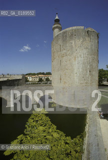 ( FRANCIA  )  LANGUEDOC-ROUSSILLON AIGUES-MORTES : LE MURA DELLA CITTA E LA TOUR DE CONSTANCE  © 1999 Graziano Arici/Rosebud2 / GEO FARO