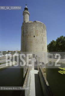 ( FRANCIA  )  LANGUEDOC-ROUSSILLON AIGUES-MORTES : LE MURA DELLA CITTA E LA TOUR DE CONSTANCE  © 1999 Graziano Arici/Rosebud2 / GEO