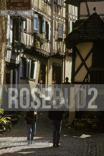 ( FRANCIA  )  ALSAZIA EGUISHEIM : UNA VIA DEL CENTRO  © 1999 Graziano Arici/Rosebud2 / GEO VINO