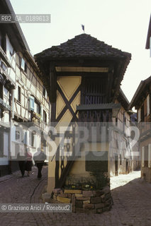 ( FRANCIA  )  ALSAZIA EGUISHEIM : UNA VIA DEL CENTRO  © 1999 Graziano Arici/Rosebud2 / GEO .