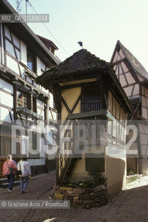 ( FRANCIA  )  ALSAZIA EGUISHEIM : UNA VIA DEL CENTRO  © 1999 Graziano Arici/Rosebud2 / GEO VINO GRATICCIO