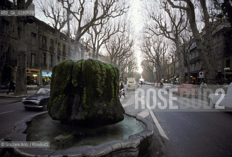 ( FRANCIA  )  PROVENCE-ALPES-COTE DAZUR AIX-EN-PROVENCE : IL CORSO MIRABEAU FONTANA TERMALE  © 1999 Graziano Arici/Rosebud2 / GEO TERME