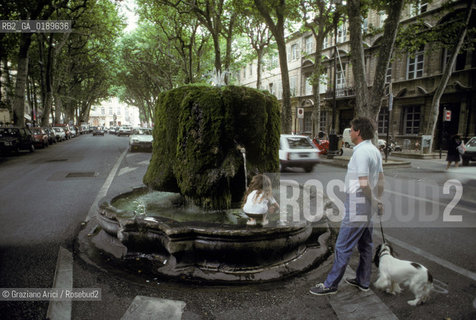 ( FRANCIA  )  PROVENCE-ALPES-COTE DAZUR AIX-EN-PROVENCE : IL CORSO MIRABEAU  © 1999 Graziano Arici/Rosebud2 / GEO FONTANA TERMALE TERME ACQUA