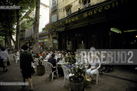 ( FRANCIA  )  PROVENCE-ALPES-COTE DAZUR AIX-EN-PROVENCE : IL CORSO MIRABEAU  © 1999 Graziano Arici/Rosebud2 / GEO