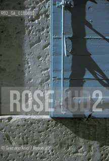 ( FRANCIA  )  PROVENCE-ALPES-COTE DAZUR ARLES : MURO E FINESTRA  © 1999 Graziano Arici/Rosebud2 / GEO