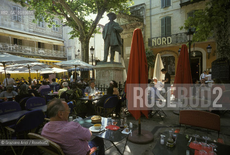( FRANCIA  )  PROVENCE-ALPES-COTE DAZUR ARLES : PLACE DU FORUM © 1999 Graziano Arici/Rosebud2 / GEO MISTRAL