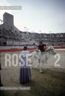 ( FRANCIA  )  PROVENCE-ALPES-COTE DAZUR ARLES : SPETTACOLO FOLKLORISTICO IN ARENA  © 1999 Graziano Arici/Rosebud2 / GEO