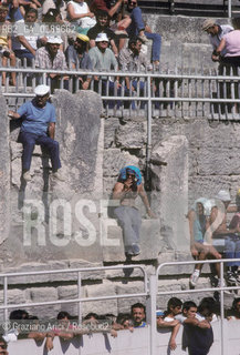 ( FRANCIA  )  PROVENCE-ALPES-COTE DAZUR ARLES : SPETTATORI IN ARENA  © 1999 Graziano Arici/Rosebud2 / GEO AFICIONADOS