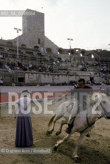 ( FRANCIA  )  PROVENCE-ALPES-COTE DAZUR ARLES : SPETTACOLO FOLKLORISTICO IN ARENA  © 1999 Graziano Arici/Rosebud2 / GEO