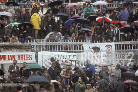 ( FRANCIA  )  PROVENCE-ALPES-COTE DAZUR ARLES : SPETTATORI IN ARENA  © 1999 Graziano Arici/Rosebud2 / GEO AFICIONADOS CORRIDA
