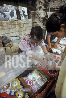 ( FRANCIA  )  PROVENCE-ALPES-COTE DAZUR ARLES : SPETTATORI IN ARENA  © 1999 Graziano Arici/Rosebud2 / GEO AFICIONADOS CORRIDA