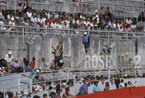 ( FRANCIA  )  PROVENCE-ALPES-COTE DAZUR ARLES : SPETTATORI IN ARENA  © 1999 Graziano Arici/Rosebud2 / GEO CORRIDA AFICIONADOS