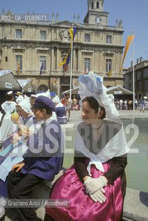 ( FRANCIA  )  PROVENCE-ALPES-COTE DAZUR ARLES : SPETTACOLO FOLKLORISTICO IN PLACE DE LA REPUBLIQUE  © 1999 Graziano Arici/Rosebud2 / GEO