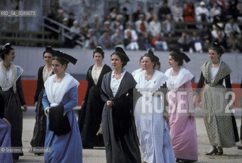 ( FRANCIA  )  PROVENCE-ALPES-COTE DAZUR ARLES : SPETTACOLO FOLKLORISTICO IN ARENA  © 1999 Graziano Arici/Rosebud2 / GEO COSTUME