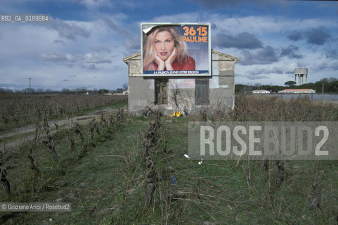 ( FRANCIA  )  PROVENCE-ALPES-COTE DAZUR ARLES : INSEGNA © 1999 Graziano Arici/Rosebud2 / GEO VIGNA