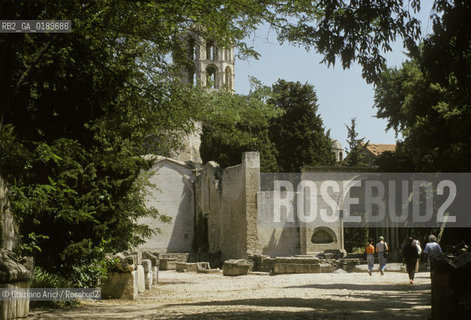 ( FRANCIA  )  PROVENCE-ALPES-COTE DAZUR ARLES : LA NECROPOLI DEGLI ALYSCAMPS  © 1999 Graziano Arici/Rosebud2 / GEO