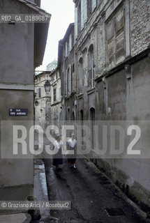( FRANCIA  )  PROVENCE-ALPES-COTE DAZUR ARLES :UNA VIA DEL CENTRO  © 1999 Graziano Arici/Rosebud2 / GEO COSTUME