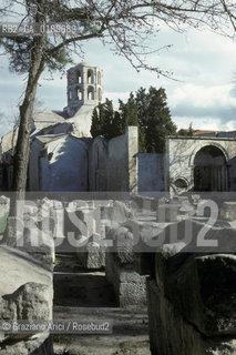 ( FRANCIA  )  PROVENCE-ALPES-COTE DAZUR ARLES : LA NECROPOLI DEGLI ALYSCAMPS  © 1999 Graziano Arici/Rosebud2 / GEO CIMITERO