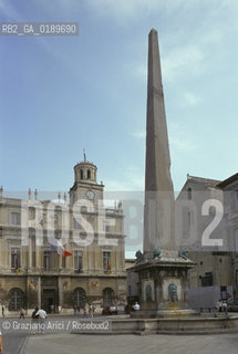 ( FRANCIA  )  PROVENCE-ALPES-COTE DAZUR ARLES : PLACE DE LA REPUBLIQUE  © 1999 Graziano Arici/Rosebud2 / GEO OBELISCO
