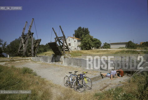 ( FRANCIA  )  PROVENCE-ALPES-COTE DAZUR ARLES : PONTE LEVATOIO DI VAN GOGH © 1999 Graziano Arici/Rosebud2 / GEO PITTURA ARTE BICICLETTA