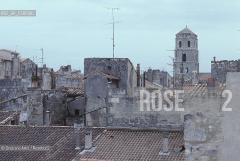 ( FRANCIA  )  PROVENCE-ALPES-COTE DAZUR ARLES : TETTI © 1999 Graziano Arici/Rosebud2 / GEO
