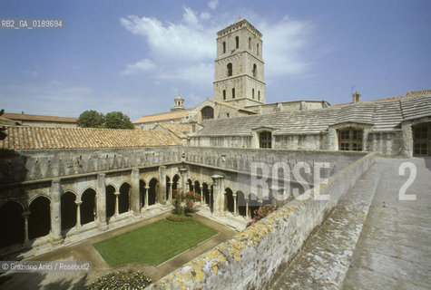 ( FRANCIA  )  PROVENCE-ALPES-COTE DAZUR ARLES : CHIOSTRO DELLA CHIESA DI ST-TROPHIME © 1999 Graziano Arici/Rosebud2 / GEO