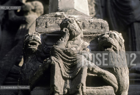 ( FRANCIA  )  PROVENCE-ALPES-COTE DAZUR ARLES : CHIOSTRO DELLA CHIESA DI ST-TROPHIME © 1999 Graziano Arici/Rosebud2 / GEO CAPITELLO