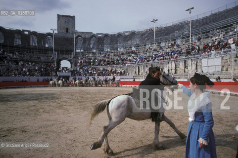 ( FRANCIA  )  PROVENCE-ALPES-COTE DAZUR ARLES : SPETTACOLO FOLKLORISTICO IN ARENA  © 1999 Graziano Arici/Rosebud2 / GEO COSTUME