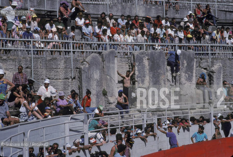 ( FRANCIA  )  PROVENCE-ALPES-COTE DAZUR ARLES : SPETTATORI IN ARENA  © 1999 Graziano Arici/Rosebud2 / GEO AFICIONADOS CORRIDA
