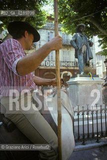 ( FRANCIA  )  PROVENCE-ALPES-COTE DAZUR ARLES : SPETTACOLO FOLKLORISTICO IN PLACE DU FORUM  © 1999 Graziano Arici/Rosebud2 / GEO COSTUME MISTRAL