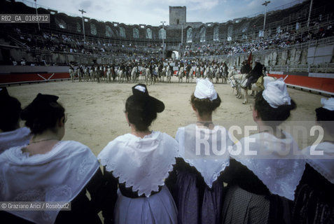( FRANCIA  )  PROVENCE-ALPES-COTE DAZUR ARLES : SPETTACOLO FOLKLORISTICO IN ARENA  © 1999 Graziano Arici/Rosebud2 / GEO COSTUME