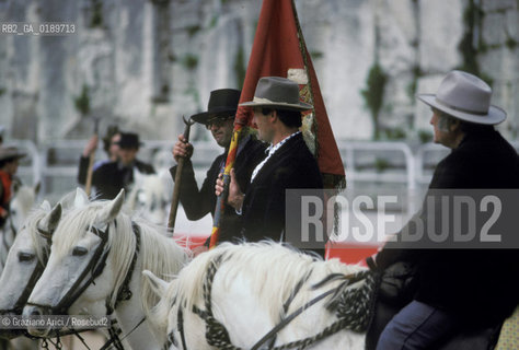 ( FRANCIA  )  PROVENCE-ALPES-COTE DAZUR ARLES : SPETTACOLO FOLKLORISTICO IN ARENA  © 1999 Graziano Arici/Rosebud2 / GEO COSTUME