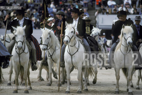 ( FRANCIA  )  PROVENCE-ALPES-COTE DAZUR ARLES : SPETTACOLO FOLKLORISTICO IN ARENA  © 1999 Graziano Arici/Rosebud2 / GEO COSTUME CAVALLI GUARDIANS