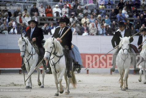 ( FRANCIA  )  PROVENCE-ALPES-COTE DAZUR ARLES : SPETTACOLO FOLKLORISTICO IN ARENA  © 1999 Graziano Arici/Rosebud2 / GEO COSTUME AVALLO GUARDIANS