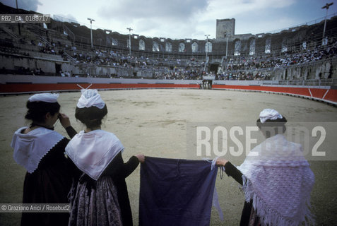 ( FRANCIA  )  PROVENCE-ALPES-COTE DAZUR ARLES : SPETTACOLO FOLKLORISTICO IN ARENA  © 1999 Graziano Arici/Rosebud2 / GEO COSTUME