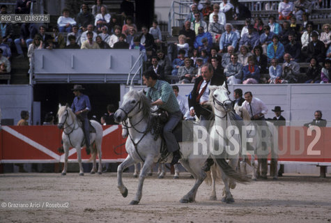 ( FRANCIA  )  PROVENCE-ALPES-COTE DAZUR ARLES : SPETTACOLO FOLKLORISTICO IN ARENA  © 1999 Graziano Arici/Rosebud2 / GEO COSTUME CAVALLO GUARDIANS
